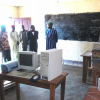 Una scuola camerunense e le relative attrezzature informatiche