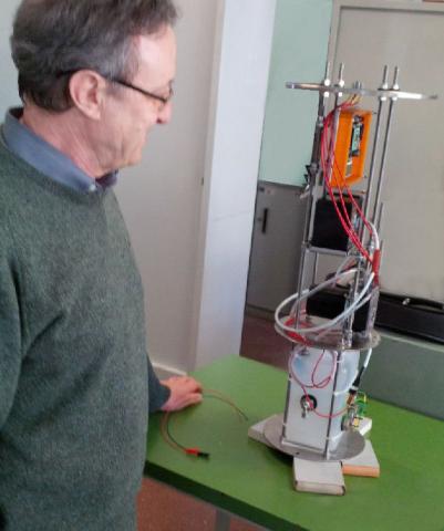 prof. Bandiziol con il meccanismo interno della boa