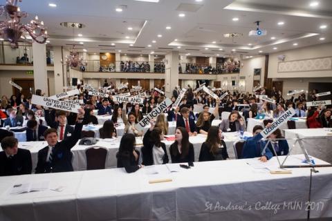 MUN (Model United Nations)